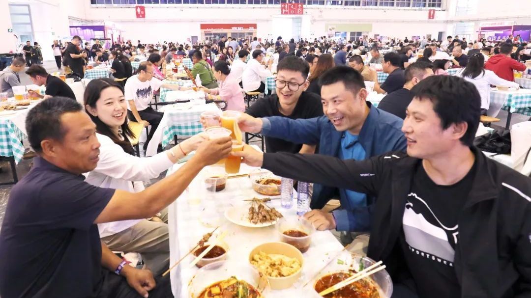 啤酒“拍了拍”你说“北京国际燕京啤酒文化节,你去过吗?” 啤酒“拍了拍”你说“北京国际燕京啤酒文化节,你去过吗?”