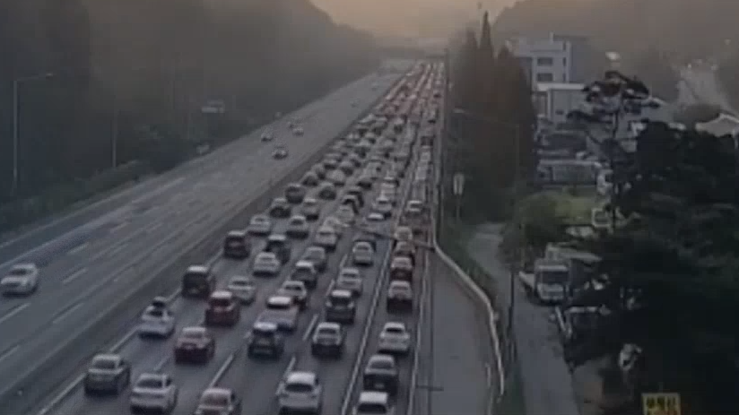 中秋假期返乡潮持续 韩国多地高速公路拥堵