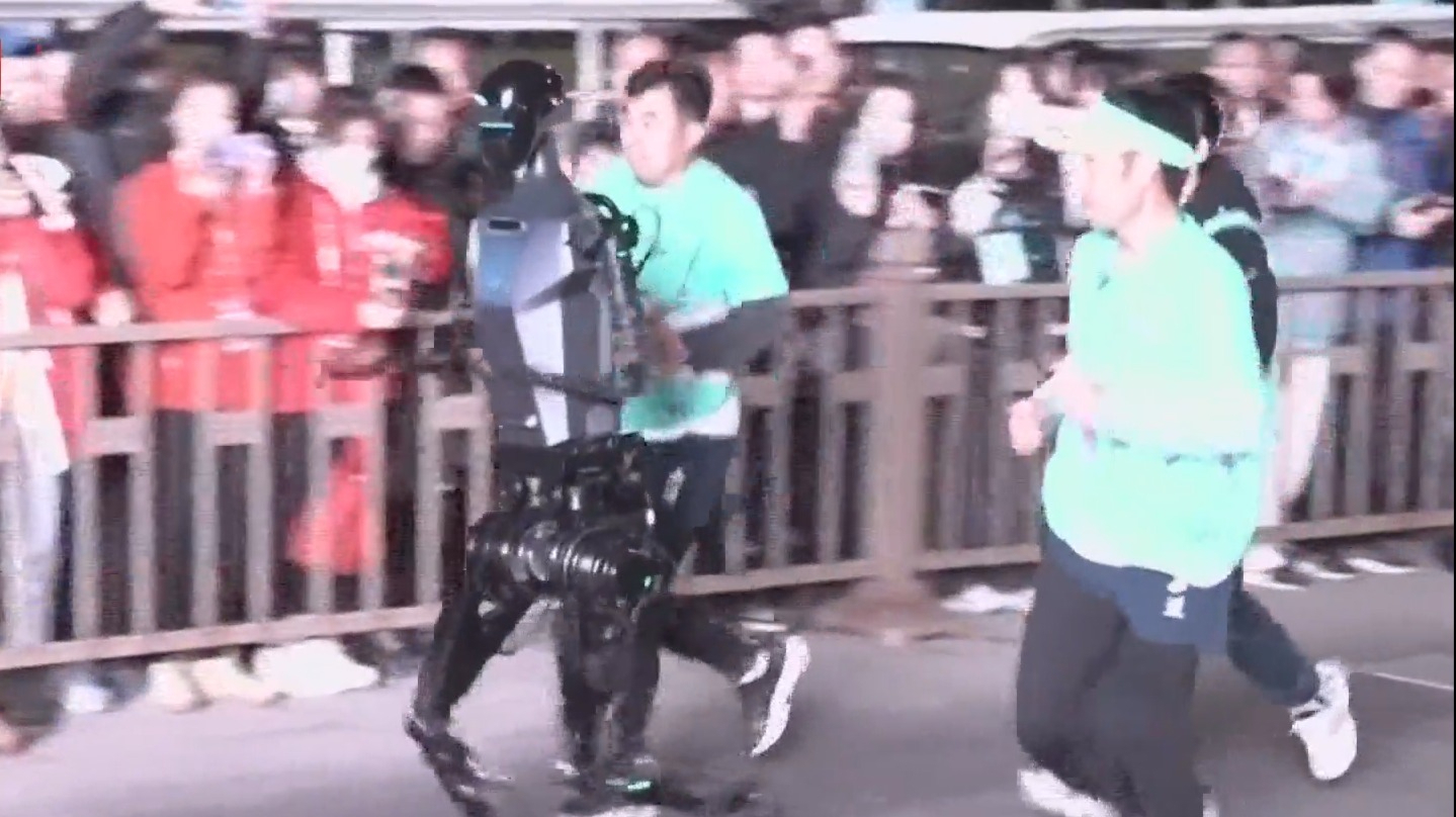 2025亦庄半马暨人形机器人半马周六开跑 首场排位赛举行