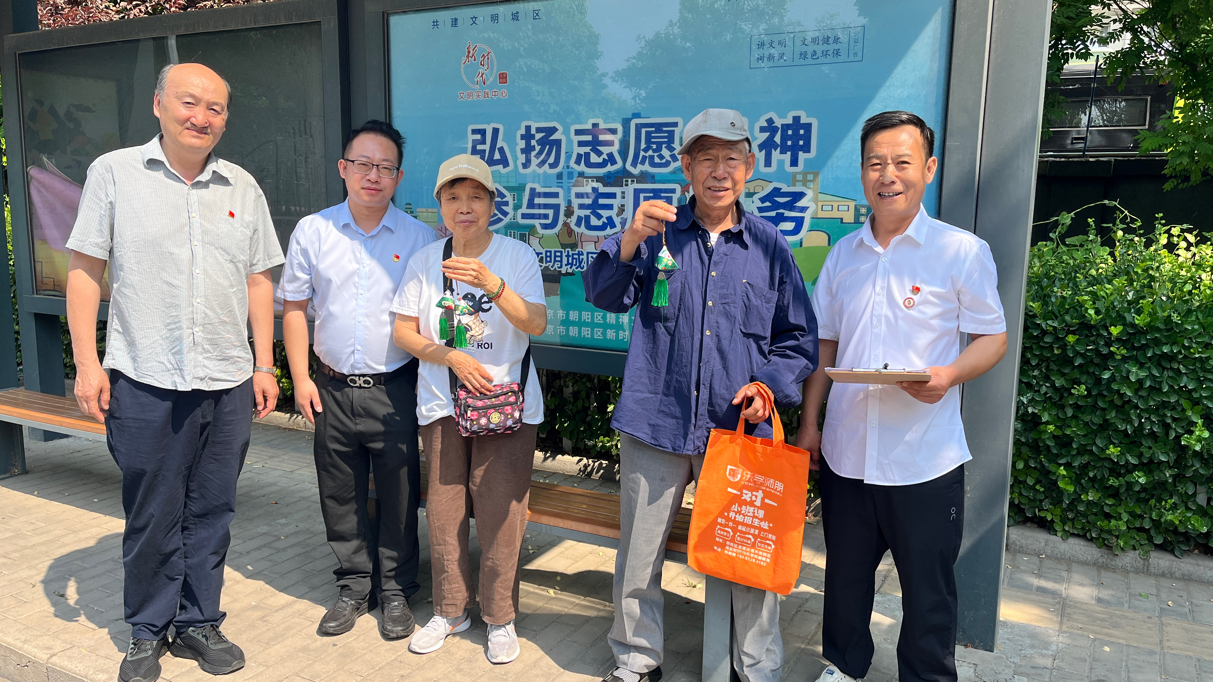 浓浓端午意 香囊寄真情