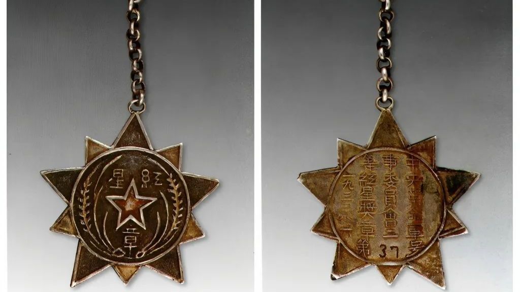 【遇见文物】见证无线电暗战的二等红星奖章