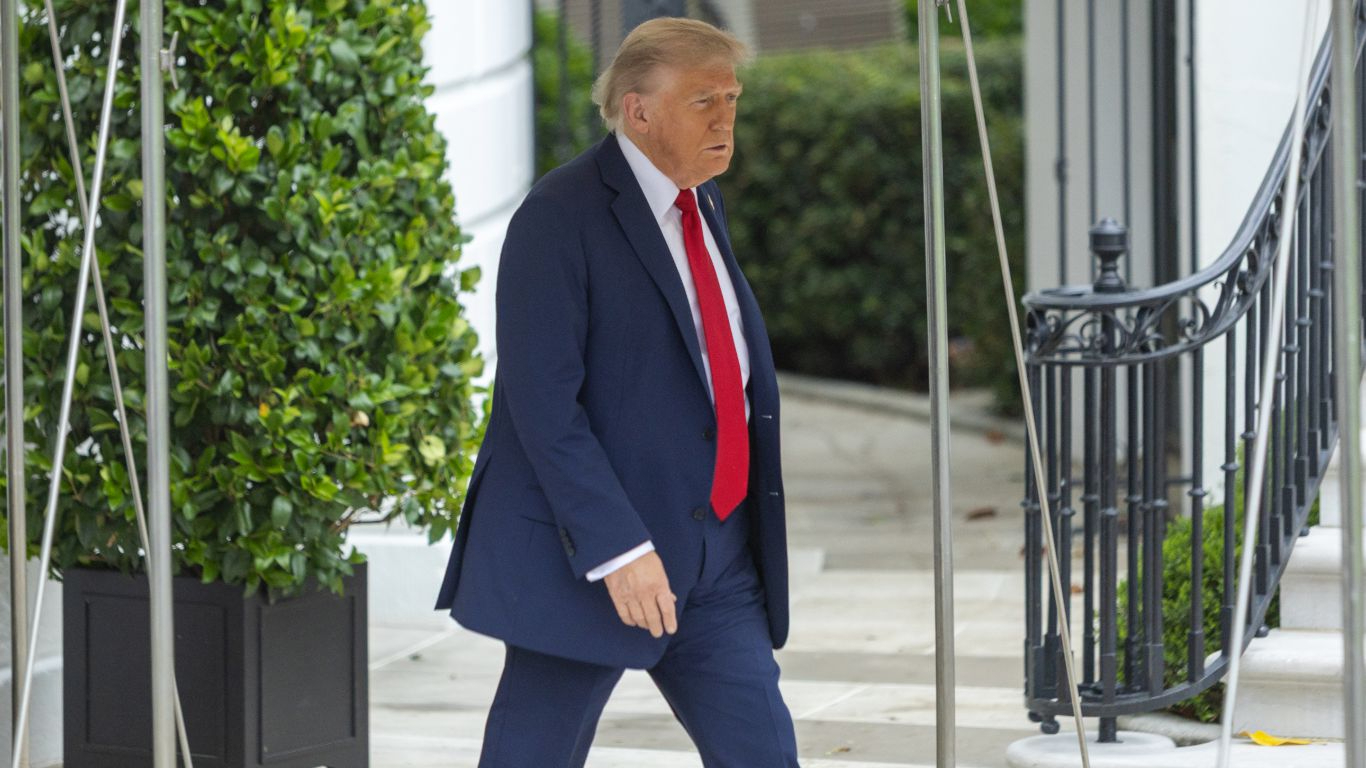 以伊继续互袭 特朗普要求伊朗“无条件投降” 以伊继续互袭 特朗普要求伊朗“无条件投降”