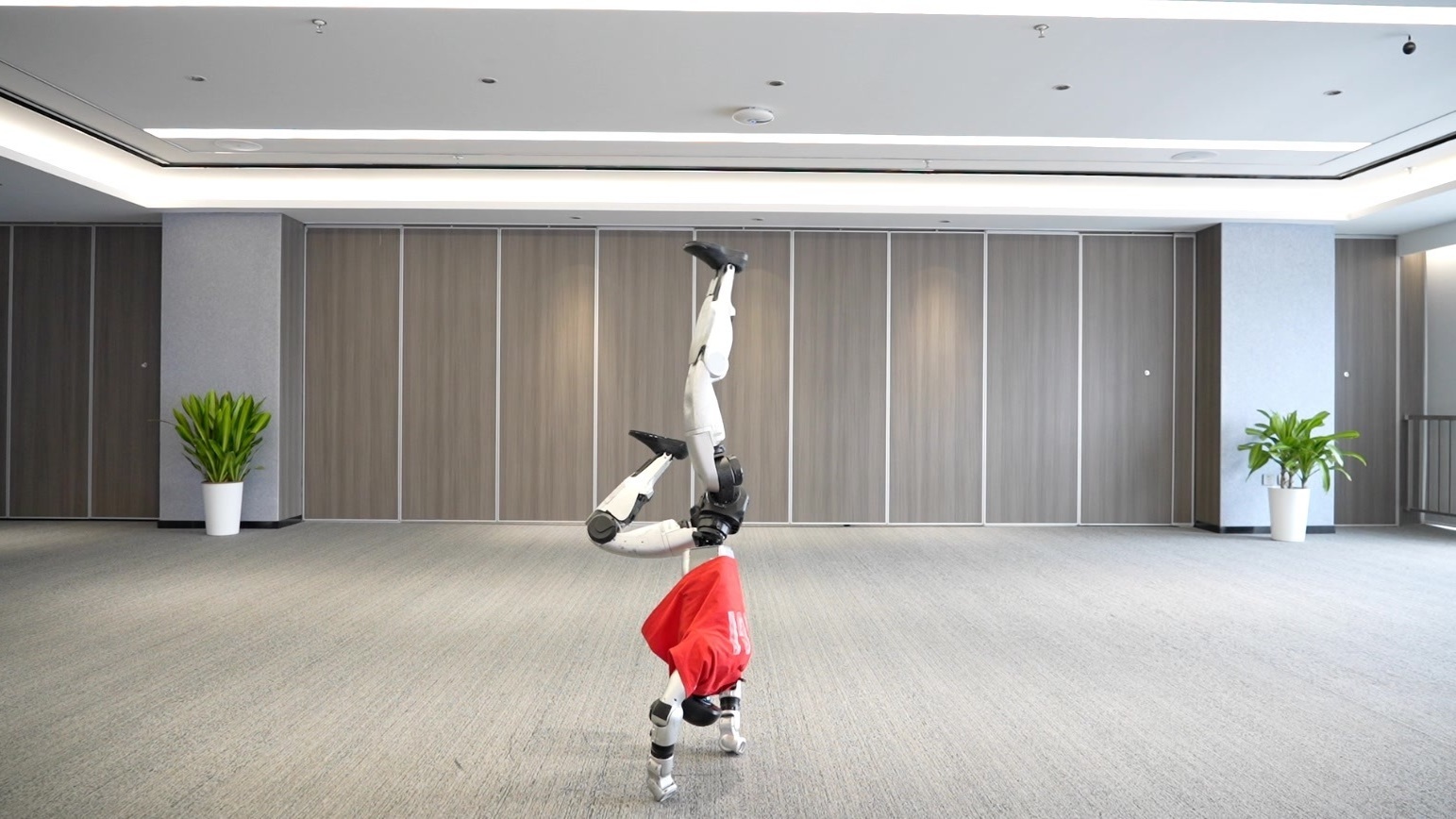 北京发布一项新技术！能让人形机器人玩“极限运动”