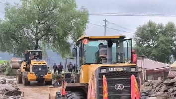 携手搭成连心桥 暖心物资及时送达 携手搭成连心桥 暖心物资及时送达