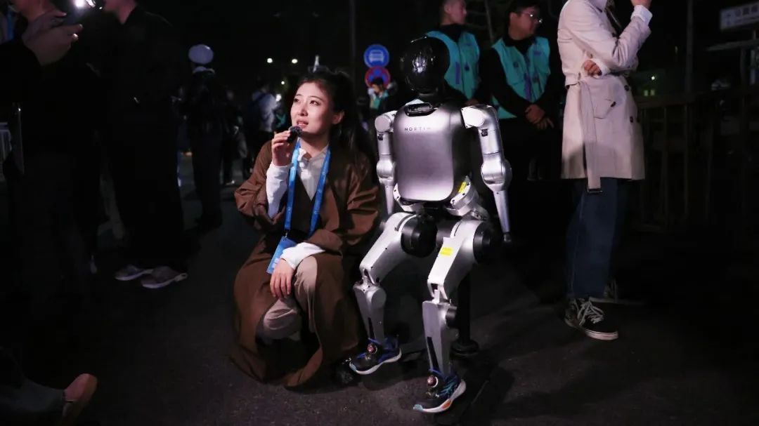 机器人“跑团”提前测试，人形机器人半马全要素彩排在亦庄举行