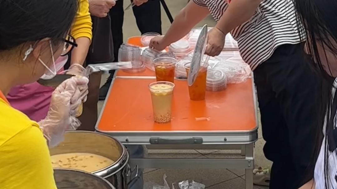 记者实探柳州震后安置点 天气炎热 有爱心企业提供奶茶为大家解暑 记者实探柳州震后安置点 天气炎热 有爱心企业提供奶茶为大家解暑