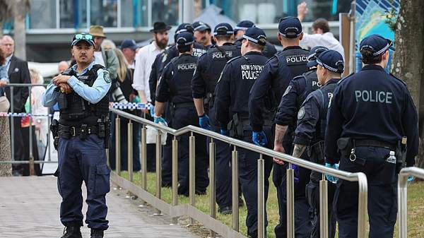 澳大利亚海滩枪击事件嫌疑人受到59项指控