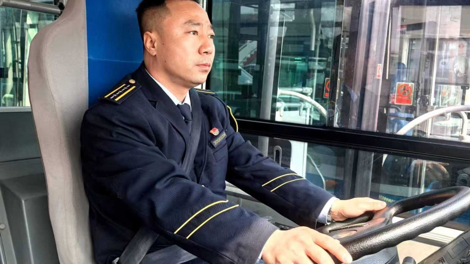 六旬老人乘车突发疾病 公交驾驶员及时暖心救助 六旬老人乘车突发疾病 公交驾驶员及时暖心救助