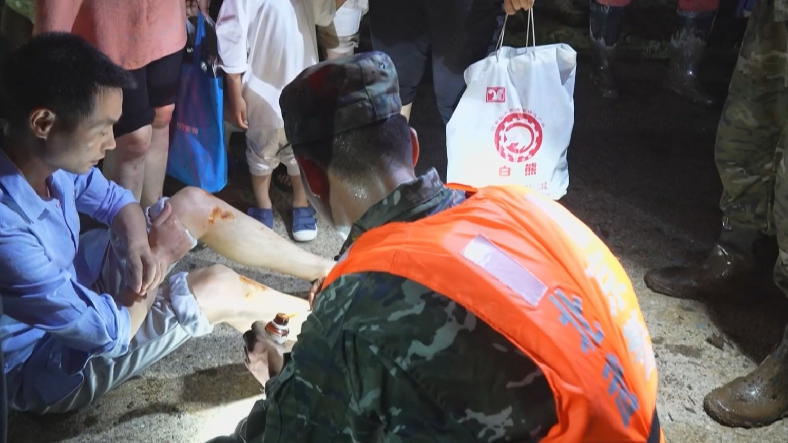 风雨最前线丨武警官兵星夜赶往琉璃庙镇转移被困群众