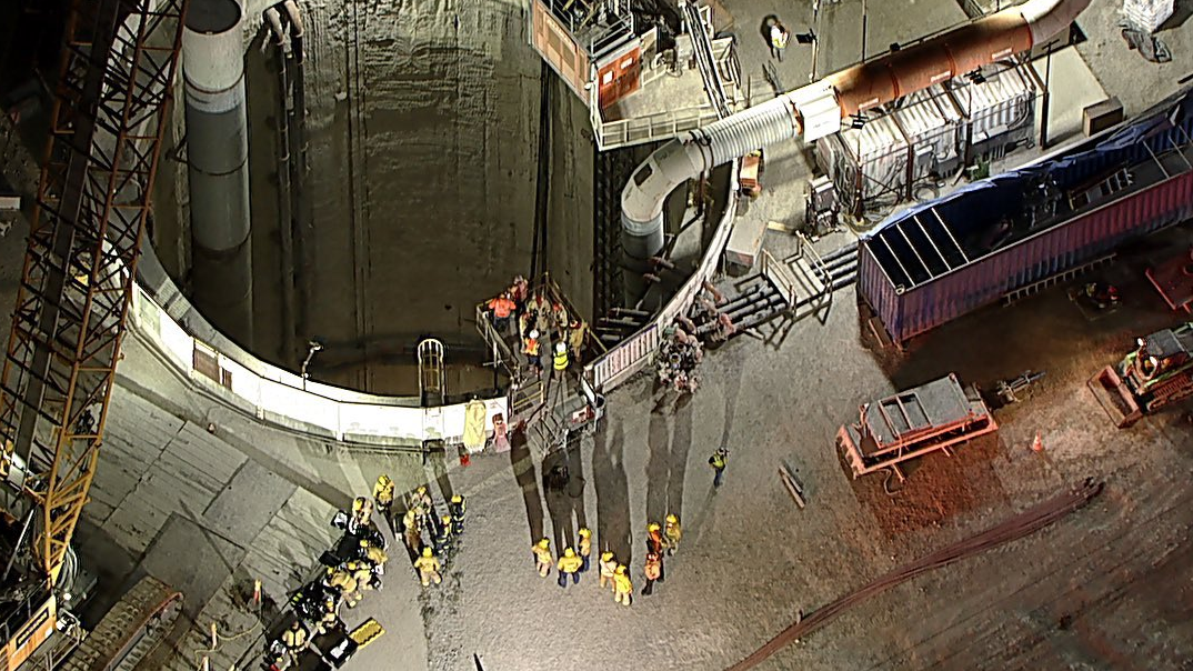 美国洛杉矶一在建隧道坍塌,十多人被困 美国洛杉矶一在建隧道坍塌,十多人被困