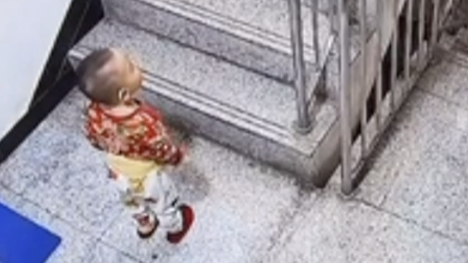 宝宝被关门外婴语求助邻居奶奶