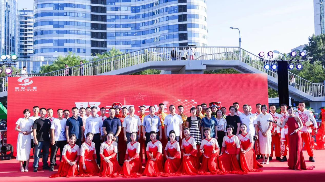 三里屯街道举办第二届 “聚三里之光 凝爱国之情”崇军市集 三里屯街道举办第二届 “聚三里之光 凝爱国之情”崇军市集