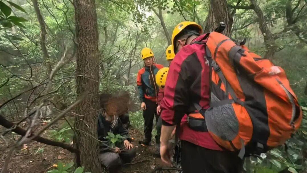 被困深山超30小时！老人迷信“山中听到有人呼喊名字不能应答”，与救援人员反向行走