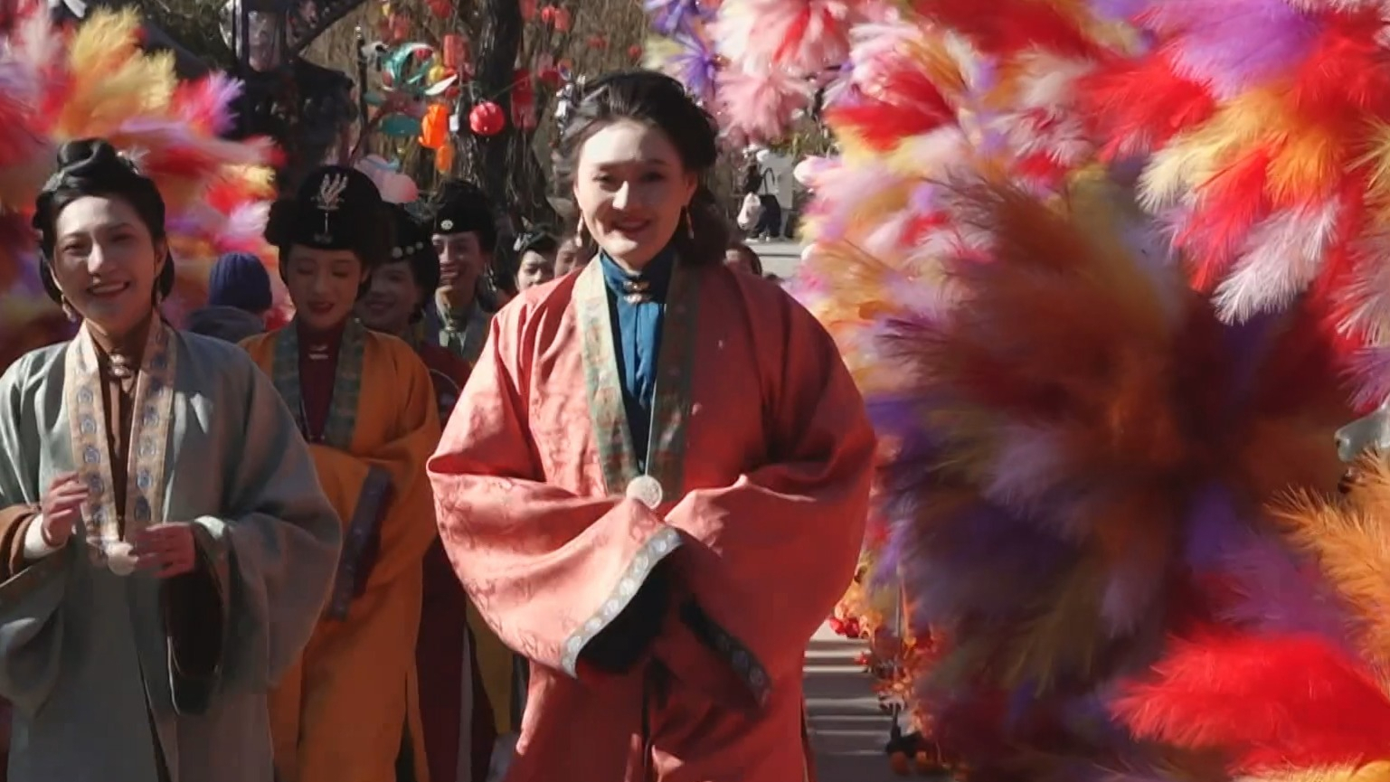 日嬉春 夜赏灯 新春游园会有新意