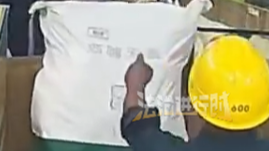 工人大叔在超市不慎掉落百元现金,超市老板跑遍工地找人 工人大叔在超市不慎掉落百元现金,超市老板跑遍工地找人