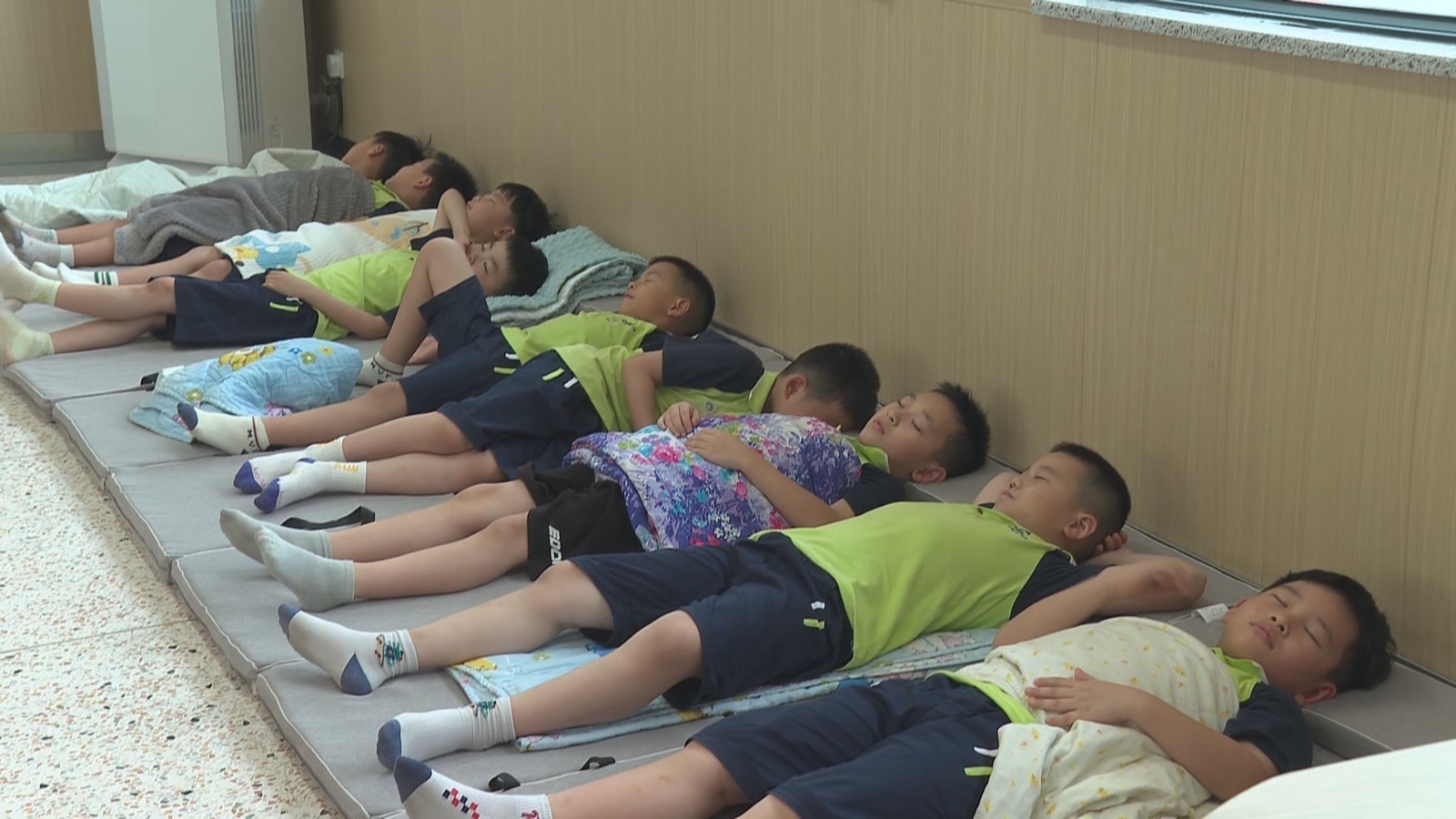 “趴睡”变“躺睡” 让孩子午休睡的更香甜 “趴睡”变“躺睡” 让孩子午休睡的更香甜