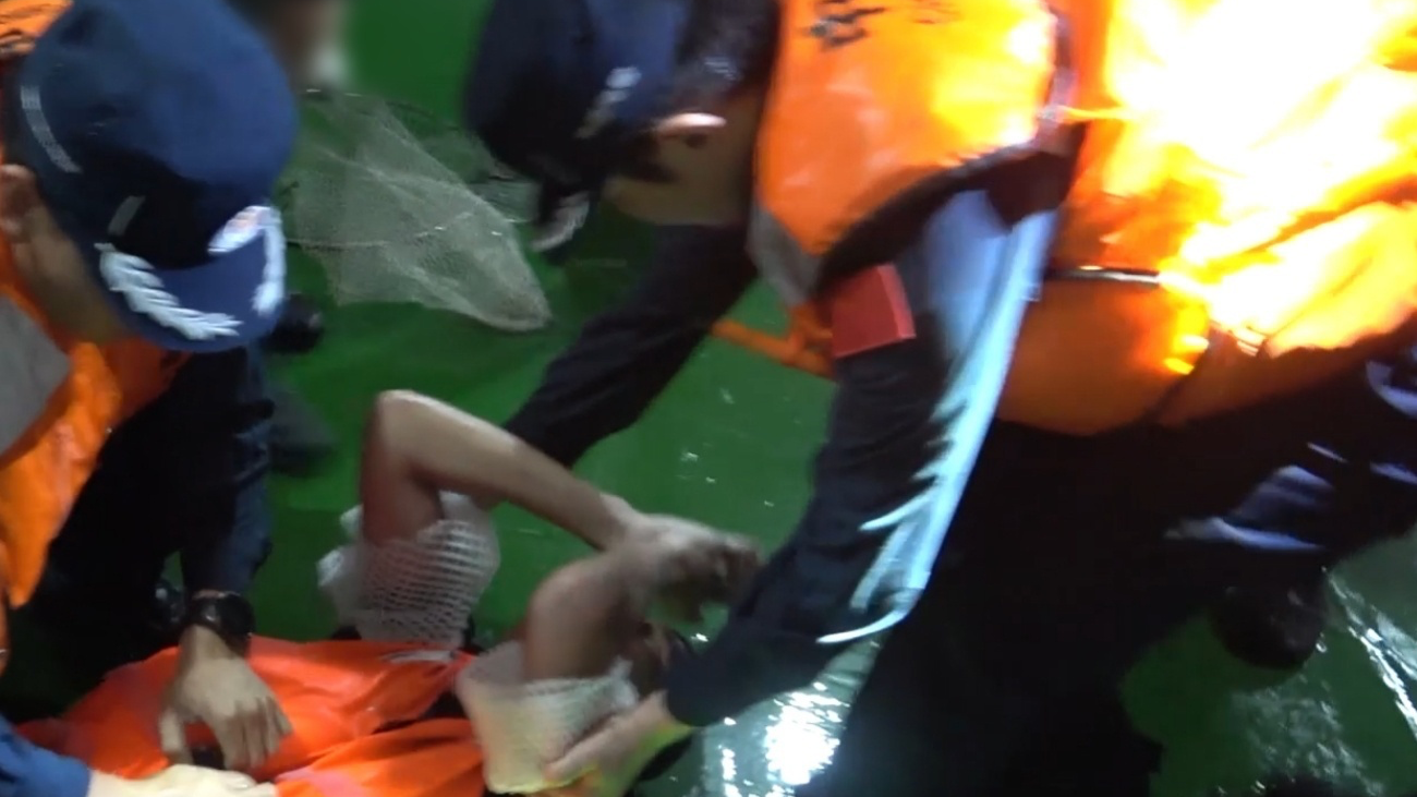 南海搜救持续进行，中国海警夜间再救起2名越南遇险船员