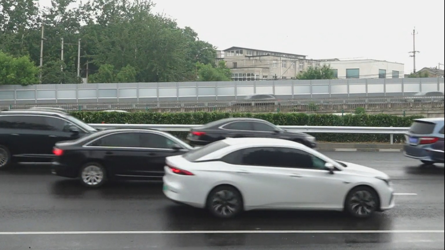 降雨影响四元桥大修收尾工程 交通部门动态调整保通行 降雨影响四元桥大修收尾工程 交通部门动态调整保通行