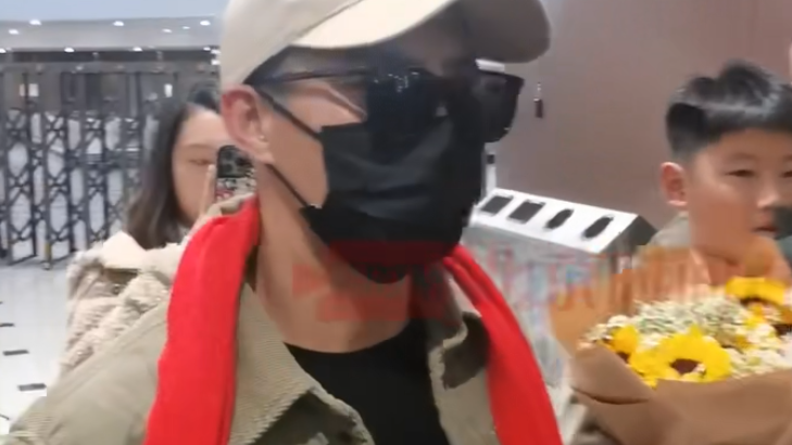 赵鸿刚在快手直播间表示,眉骨处伤口已缝5针,眼睛肿得睁不开。 赵鸿刚在快手直播间表示,眉骨处伤口已缝5针,眼睛肿得睁不开。