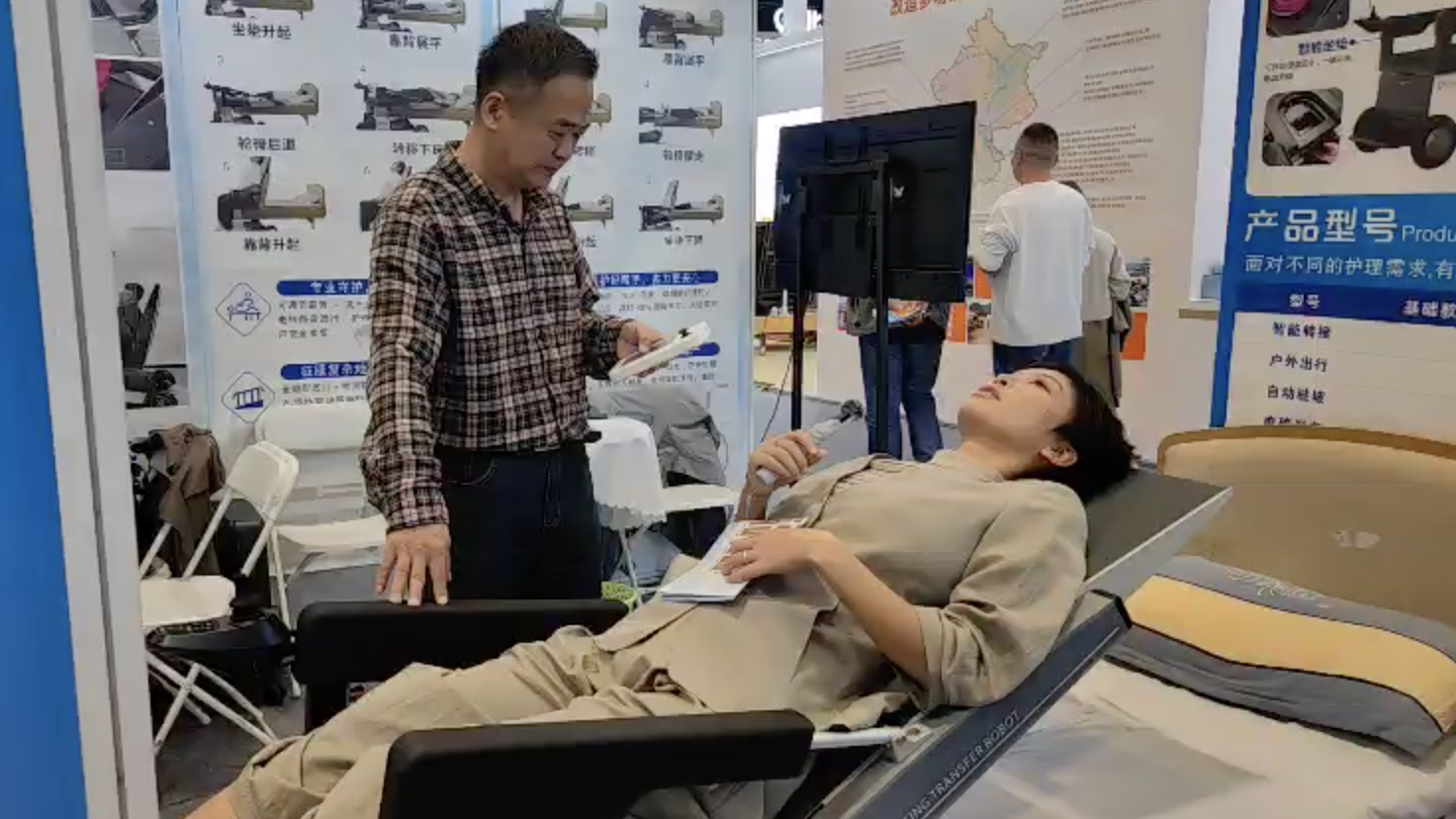 超薄铲板稳稳托起失能老人——这台移位机让照护不再费腰 超薄铲板稳稳托起失能老人——这台移位机让照护不再费腰