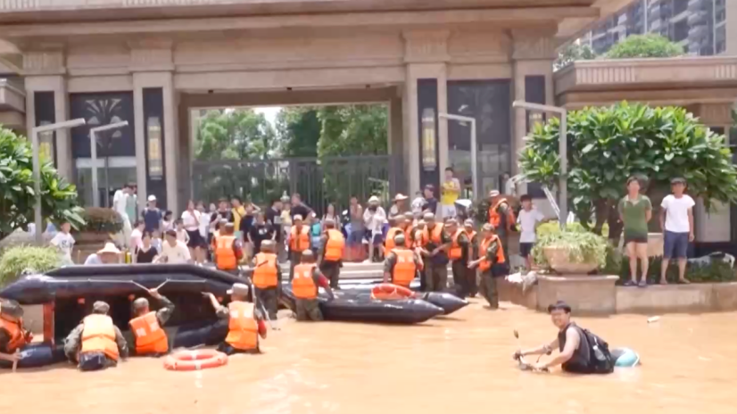 “啊,爸爸在这里,快看爸爸!” “啊,爸爸在这里,快看爸爸!”