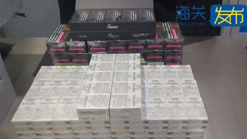 一名入境旅客行李箱机检异常,海关发布:查获香烟10400支 一名入境旅客行李箱机检异常,海关发布:查获香烟10400支