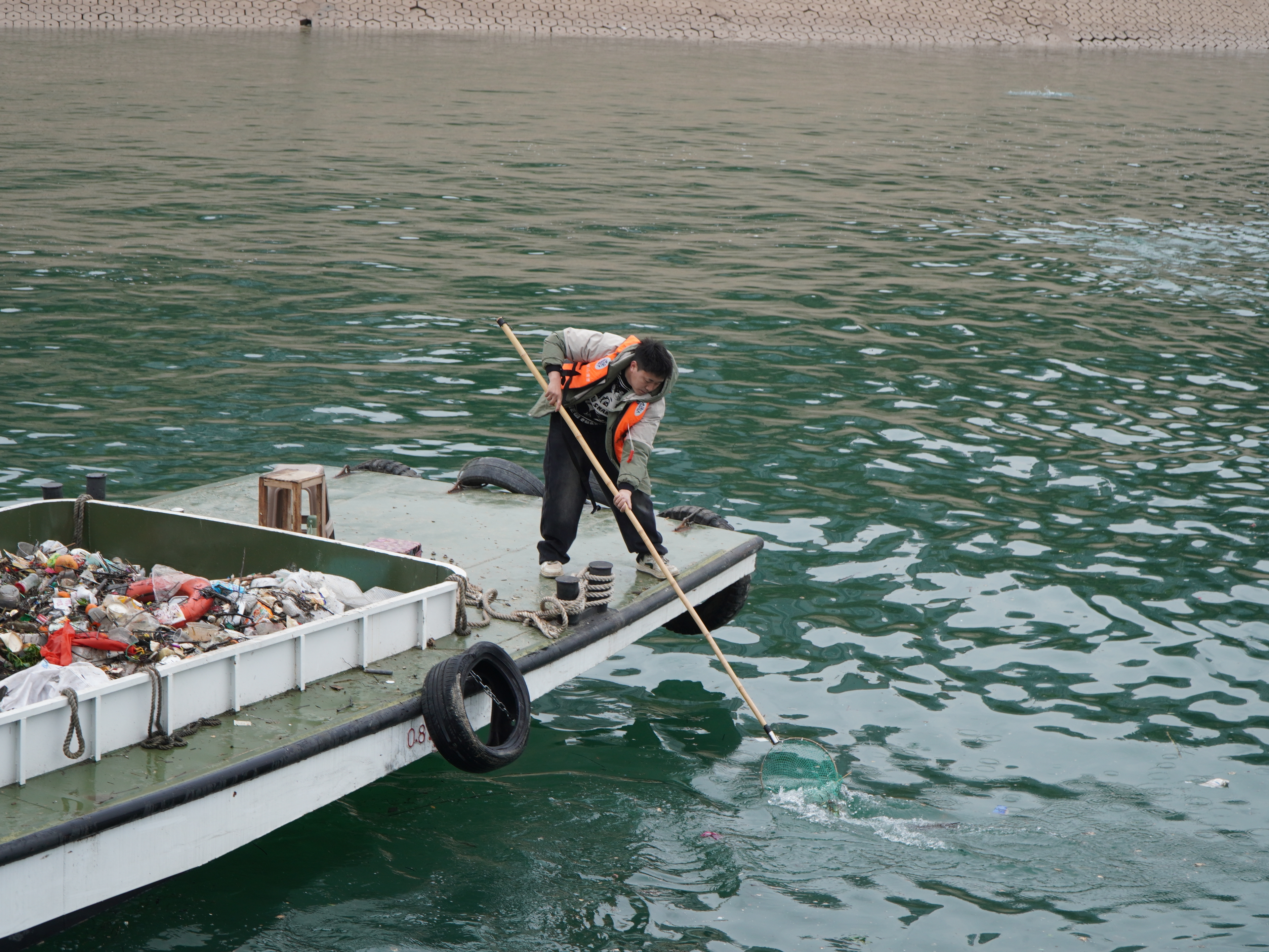 为守护一江碧水,这群人追着垃圾“赛跑” 为守护一江碧水,这群人追着垃圾“赛跑”