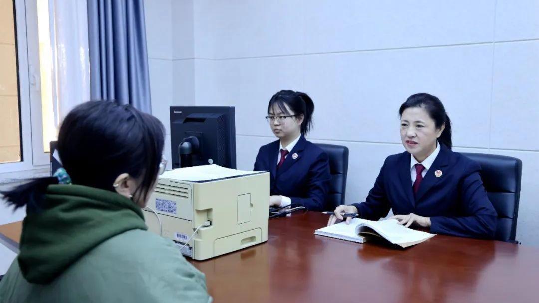 女子遭家暴用锄头反击丈夫,检察机关如何认定？