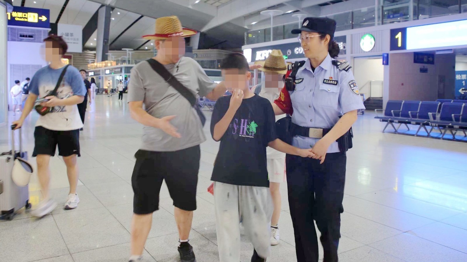七旬患病老人车站走失民警暖心助其回家 七旬患病老人车站走失民警暖心助其回家