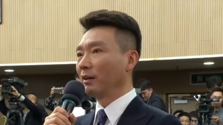 外交部长王毅回答中外记者提问，康辉第一个提问