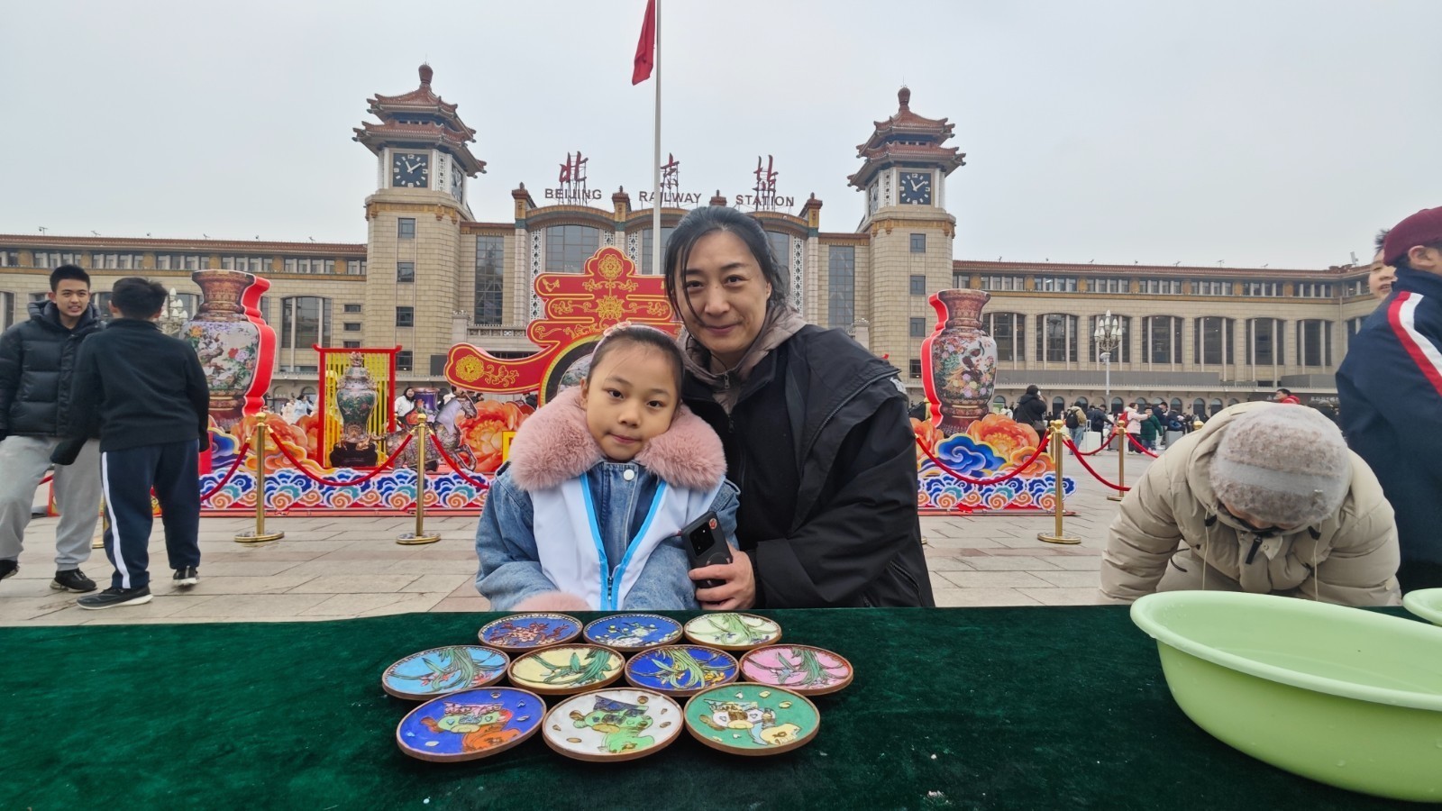 珐琅灯耀北京站 指尖非遗暖归途