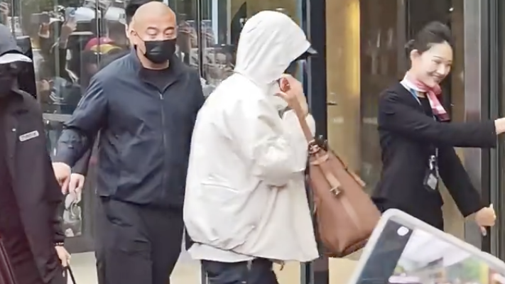 演员肖战从青岛出发澳门参加亚洲艺术电影节