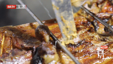 深秋里遇到一只外焦里嫩的烤全羊