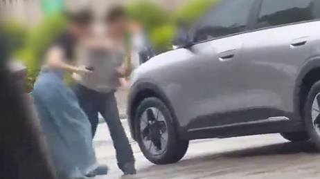 “保安扇女子耳光”事件新监控曝光：事发前保安曾两次推车门夹到女子腿