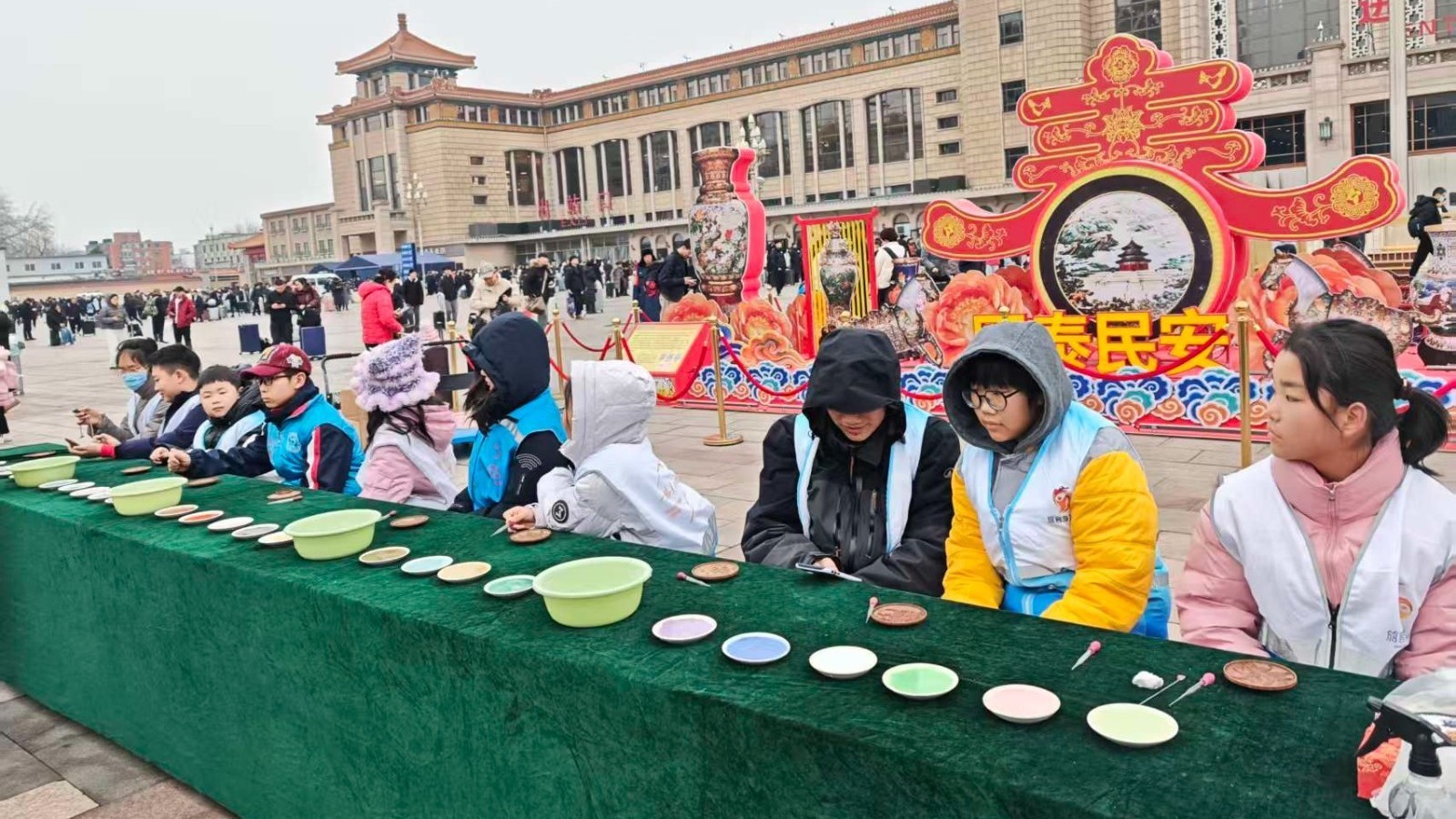 珐琅灯耀北京站 指尖非遗暖归途 珐琅灯耀北京站 指尖非遗暖归途