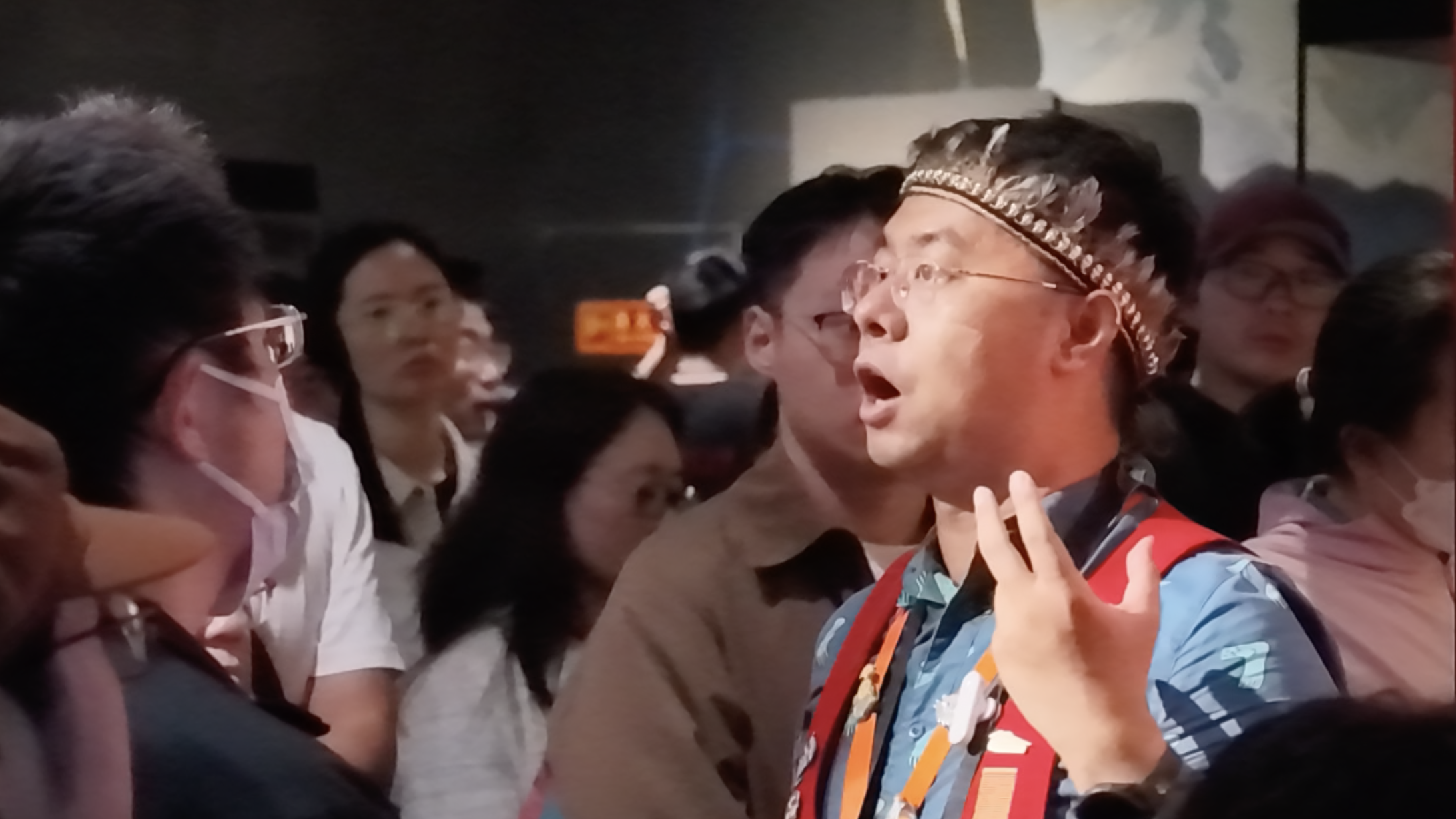 首博美洲特展收官！最后一场讲解结束他舍不得摘下讲解器