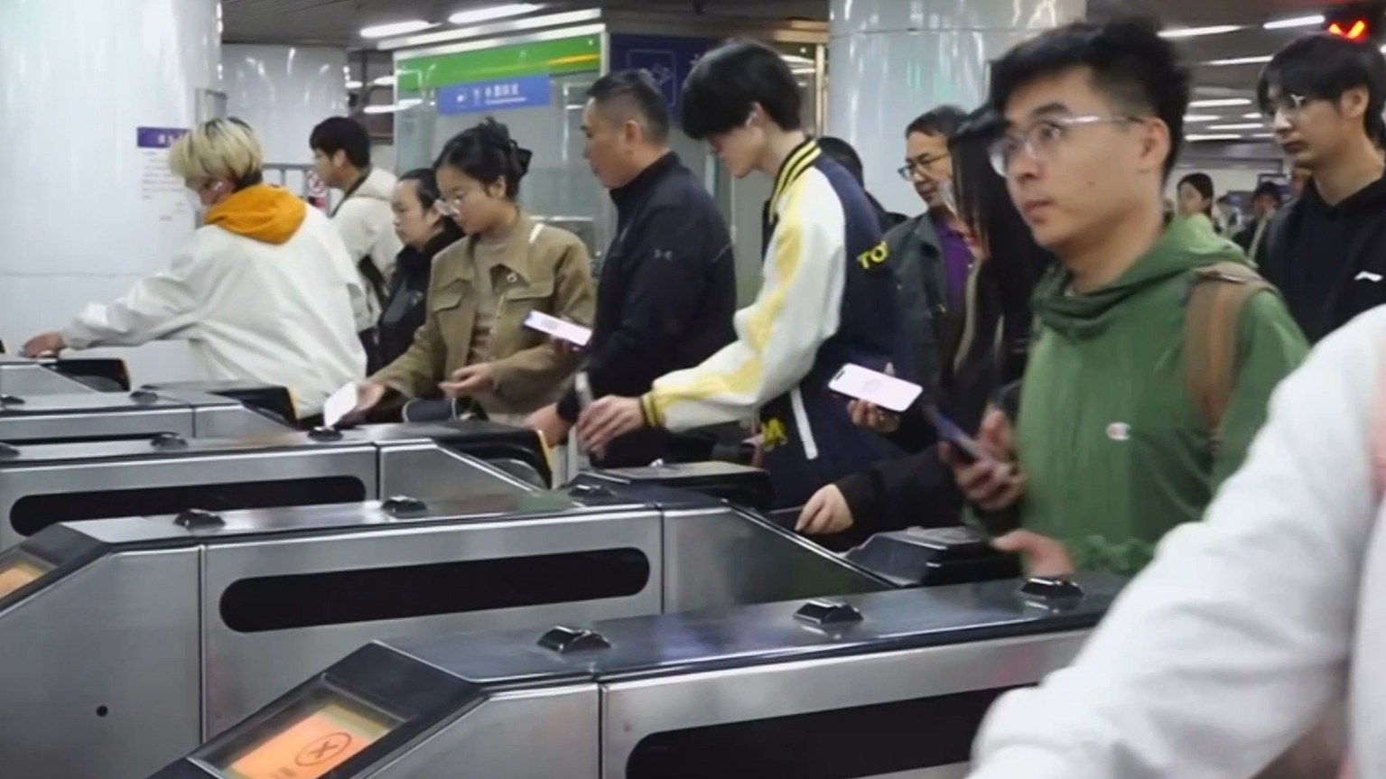 多部门联动保畅通 北京各火车站全力应对返程高峰 多部门联动保畅通 北京各火车站全力应对返程高峰