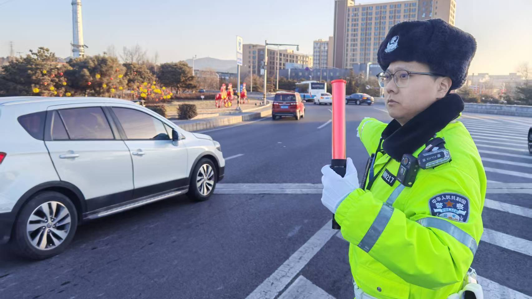 新春在岗守平安 交警清晨出发护团圆 新春在岗守平安 交警清晨出发护团圆