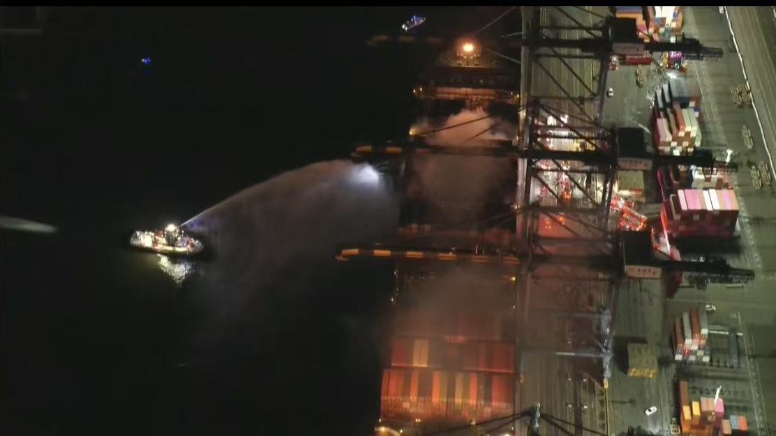 美国洛杉矶港一船只起火 超百名消防员前往现场 美国洛杉矶港一船只起火 超百名消防员前往现场