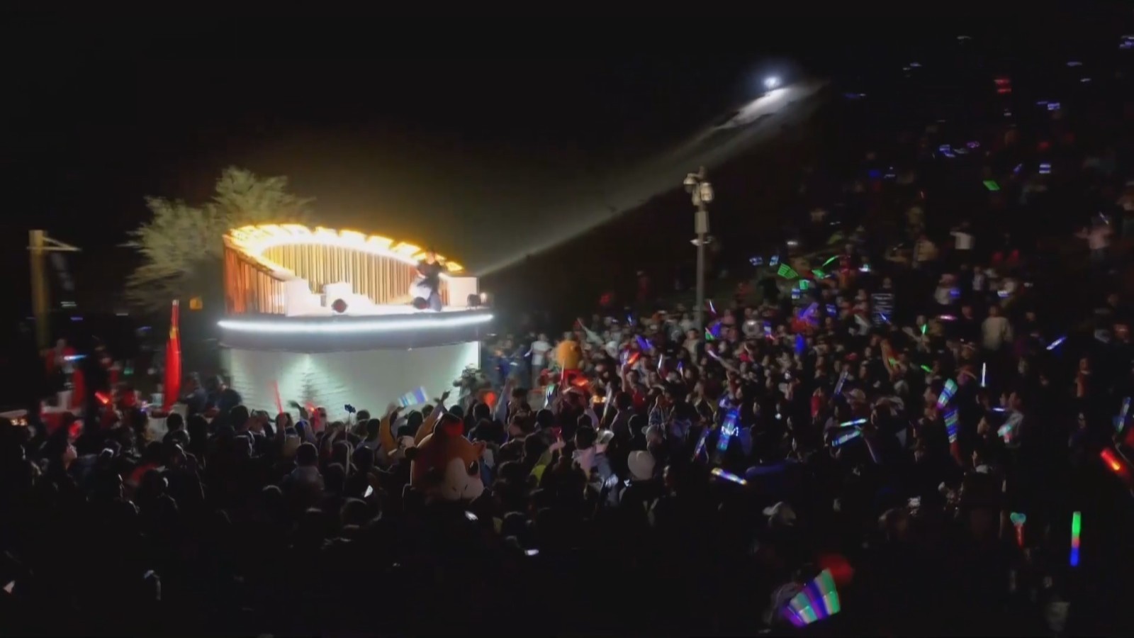 氛围感绝了!万人鸣沙山星空下歌唱 氛围感绝了!万人鸣沙山星空下歌唱