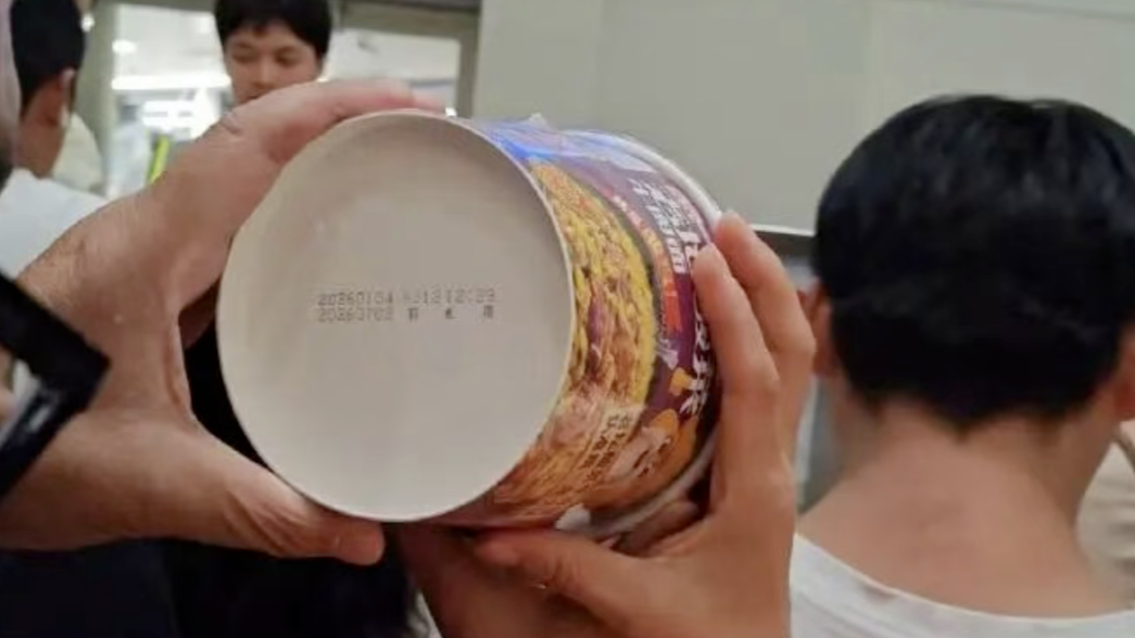 航班延误4小时给旅客发过期泡面，乌鲁木齐航空道歉