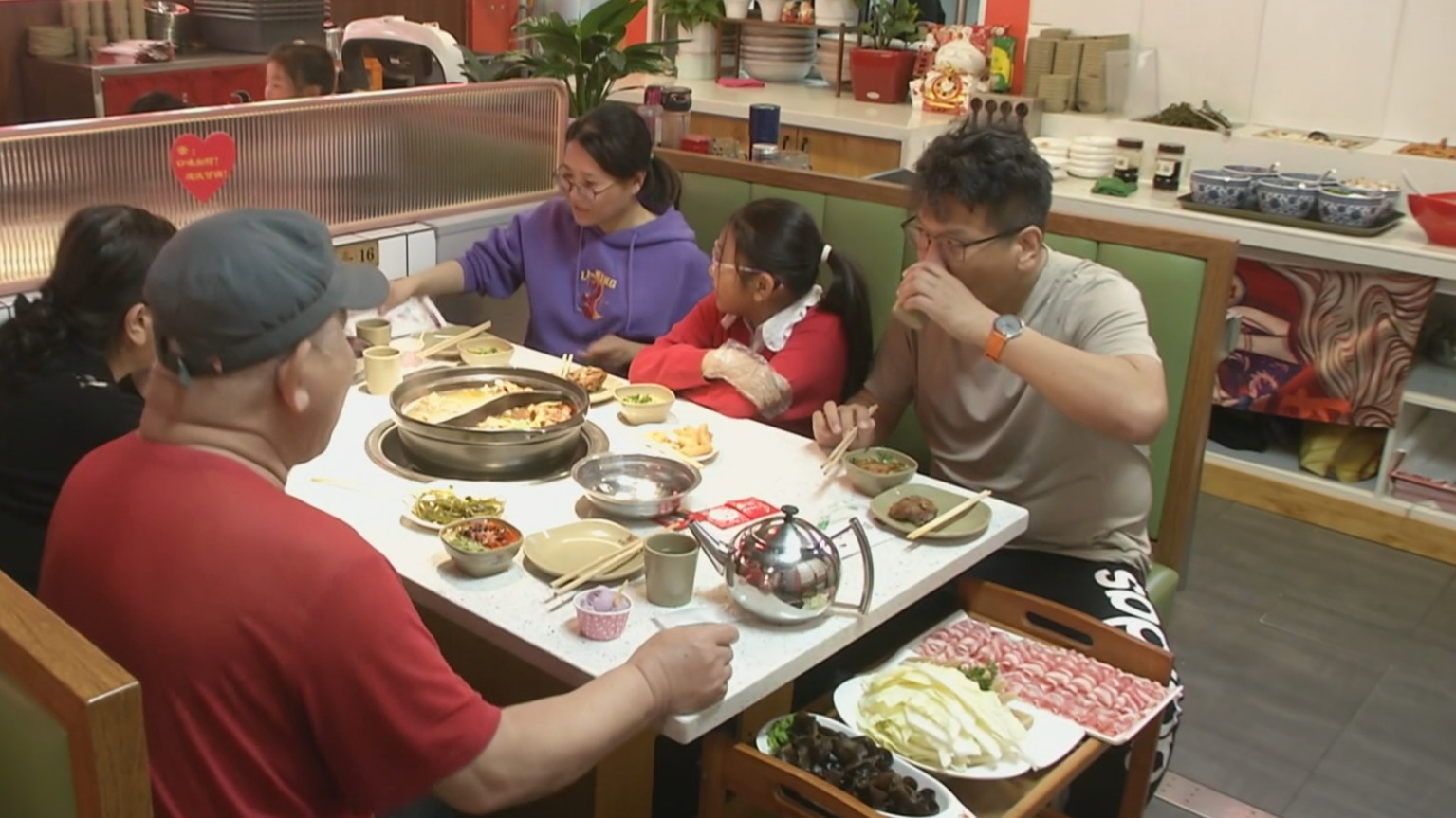 忆满京城 情思华夏丨清明探访“英雄火锅店”：要一直火下去