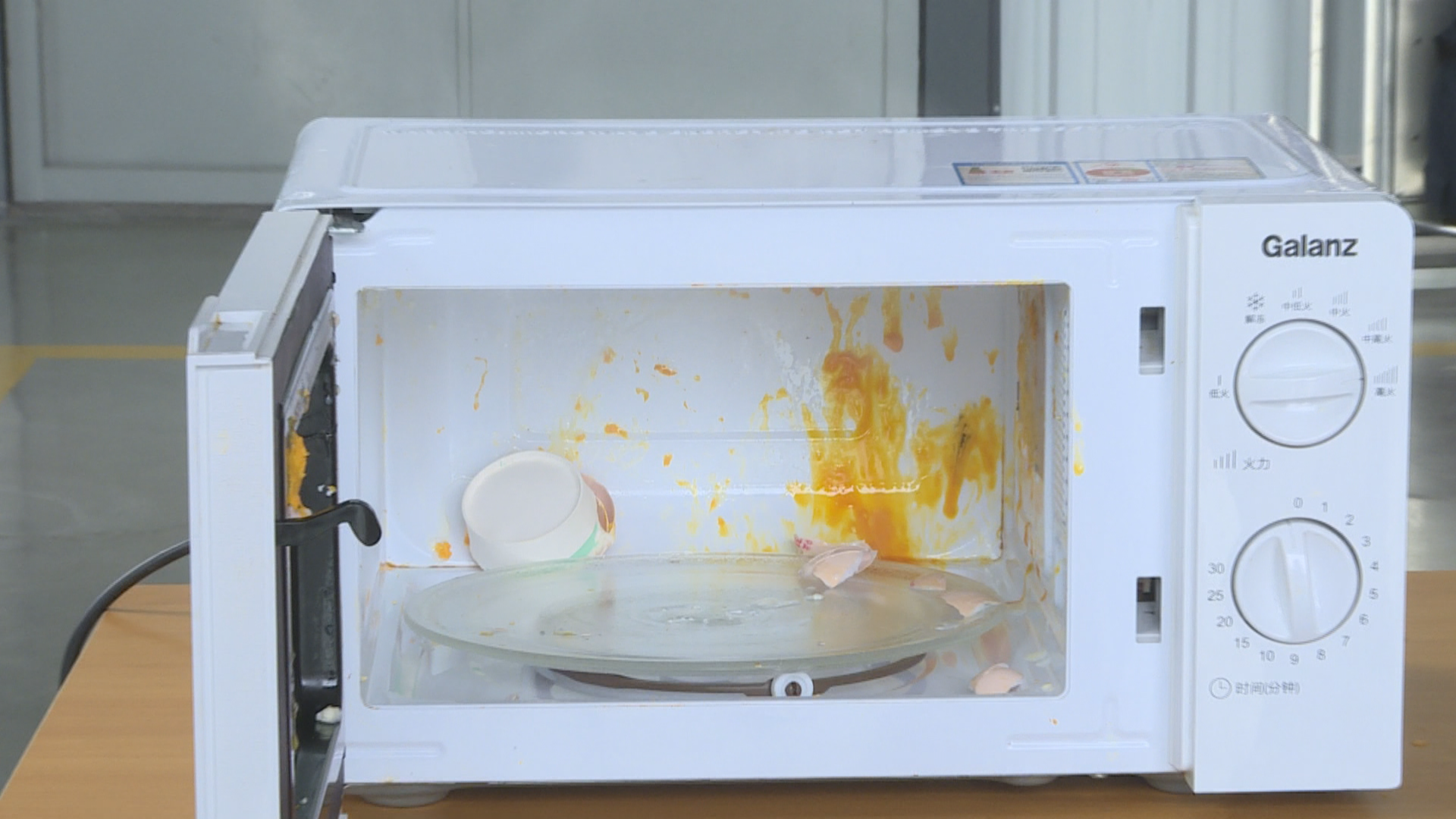 这下真的“热炸了”!微波炉加热完整的鸡蛋几秒瞬间爆炸吓坏记者 这下真的“热炸了”!微波炉加热完整的鸡蛋几秒瞬间爆炸吓坏记者