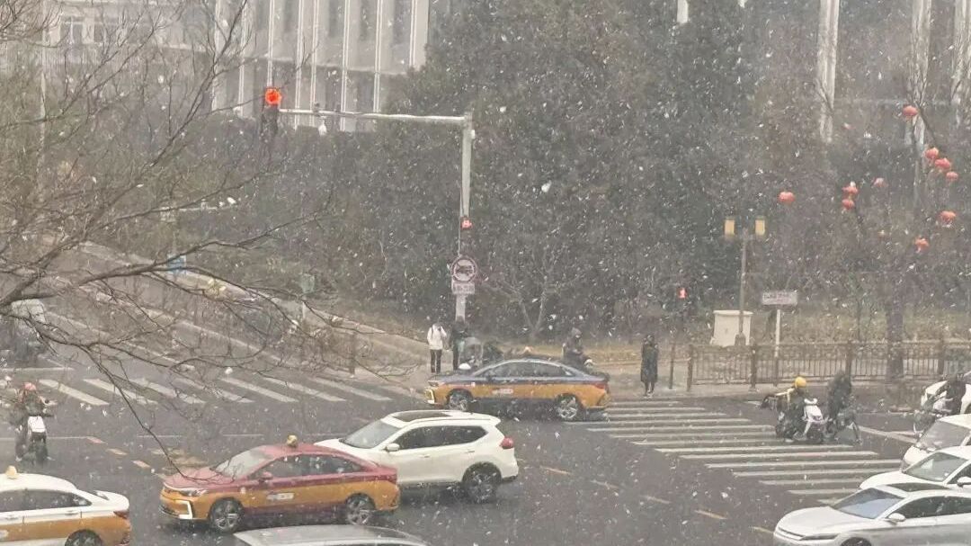 北京的雪突然大起来了,道路结冰预警!下午还有? 北京的雪突然大起来了,道路结冰预警!下午还有?