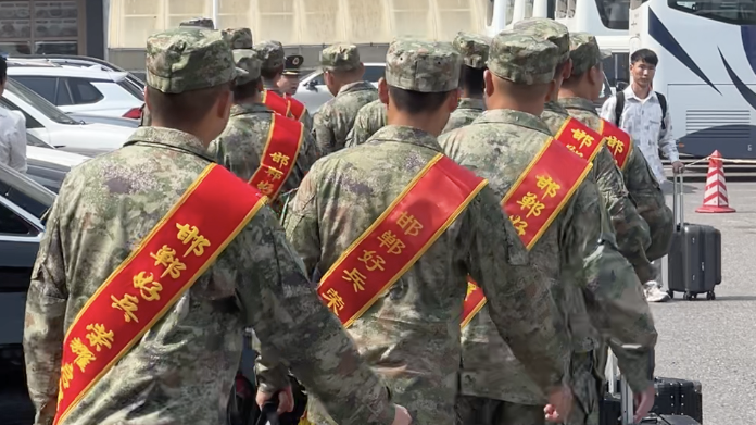 北京西站新兵集结转运！胸戴红花，身披绶带，奔赴各地军营，开启军旅生涯