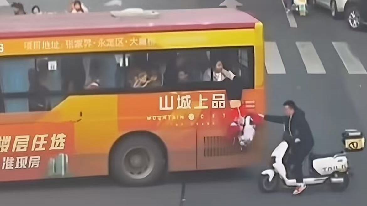 女童倒挂公交车窗外辅警下班途中一举救下一生命 女童倒挂公交车窗外辅警下班途中一举救下一生命