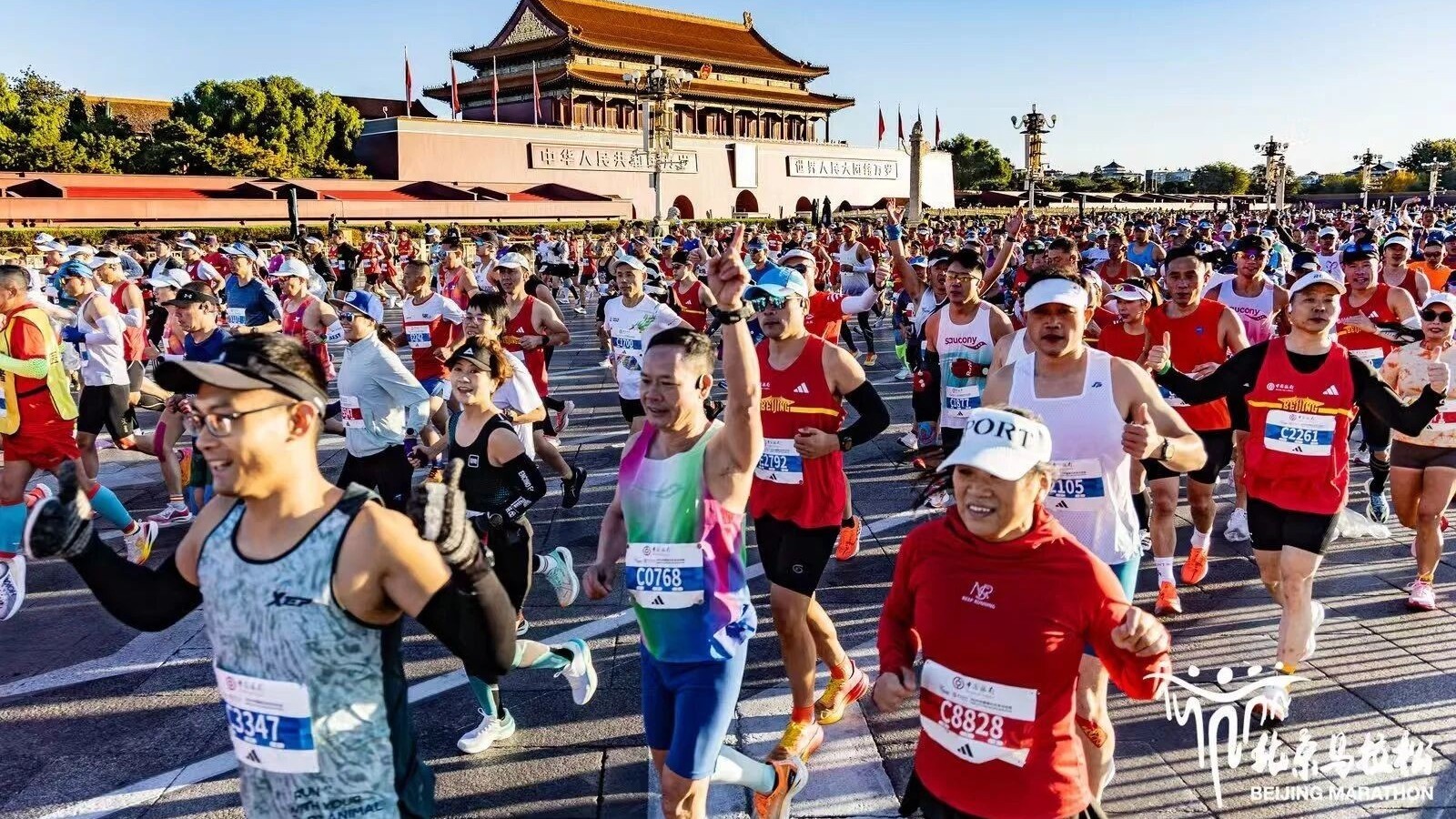 2025北京马拉松在天安门广场鸣枪起跑! 2025北京马拉松在天安门广场鸣枪起跑!