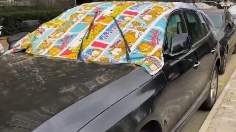 为了爱车不被冰雹砸坏，今晚北京的车都盖被子睡觉了！