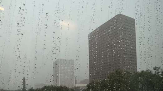 瞬间天黑，大雨如注！北京四预警齐发，局地暴雨+9级大风