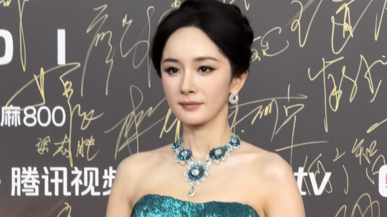 杨幂随《生万物》主创团队亮相2025 微博视界大会红毯 杨幂随《生万物》主创团队亮相2025 微博视界大会红毯